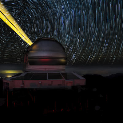 Gemini North telescope propagates yellow laser guide star trails in time-lapse image