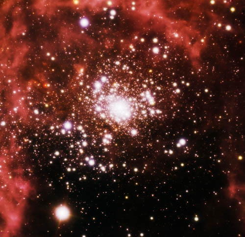 Imagen única en tres bandas del infrarrojo cercano del cúmulo estelar y su nebulosa asociada R 136