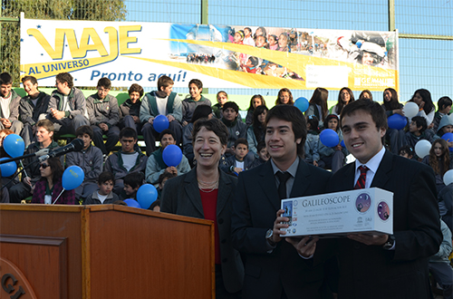 Picture of Gemini Deputy Director Dr. Nancy Levenson awarding a Galileoscope to the Astronomy Club of San Joaquin School during the opening events of Viaje al Universo last week.