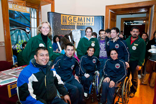 Integrantes del equipo chileno de Handball en silla de ruedas posan junto a integrantes de la oficina de difusión del Observatorio Gemini.