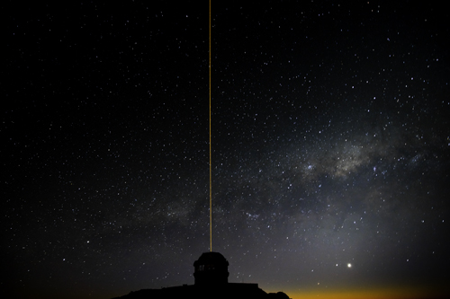 Propagación del sistema de estrellas guías láser de Gemini Sur, con la Vía Láctea de fondo.