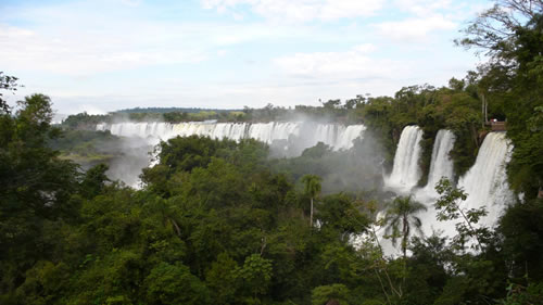 Picture of a section of the Foz do Iguaçu falls.