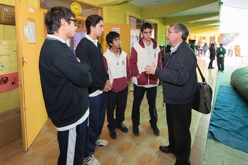 Foto de Erich Wenderoth explicando algunos conceptos a un grupo de estudiantes.