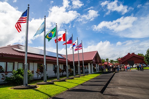 Foto de las banderas en la Base Gemini de Hilo, Hawai. De izquierda a derecha: EE.UU., Argentina, Brasil, Canadá, Chile, Corea y Hawai.