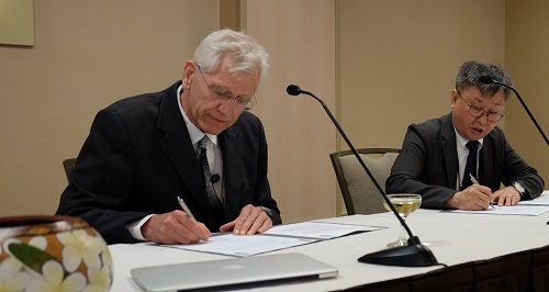 Photo of Gemini Council Chairman René Walterbos (left) and KASI President Hyung Mok Lee signing the agreement making Korea a full participant in Gemini.