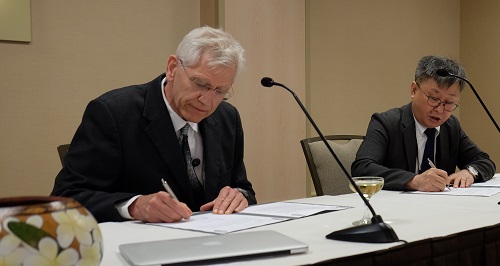 Foto de el Presidente del Consejo de Gemini, René Walterbos (izquierda), y el Presidente del KASI, Hyung Mok Lee, firmando el acuerdo por el que Corea se convierte en participante de pleno derecho en Gemini.