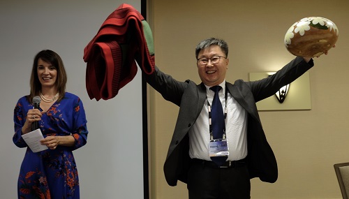 Foto de la Directora Interina de Gemini, Laura Ferrarese, entregando al Presidente del KASI, Hyung Mok Lee, regalos especiales de las comunidades anfitrionas de Gemini en Chile y Hawai.