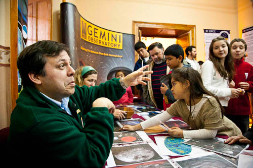 Photo of Pablo Candia answering questions at AstroDay Chile 2011.