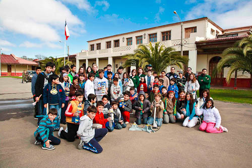 Foto de un grupo de algunos jovenes y niños junto al equipo del Observatorio Gemini.