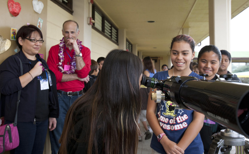 Doug Arion, designer of the GalileoScope, presents Journey Through the Universe to students using a telescope.